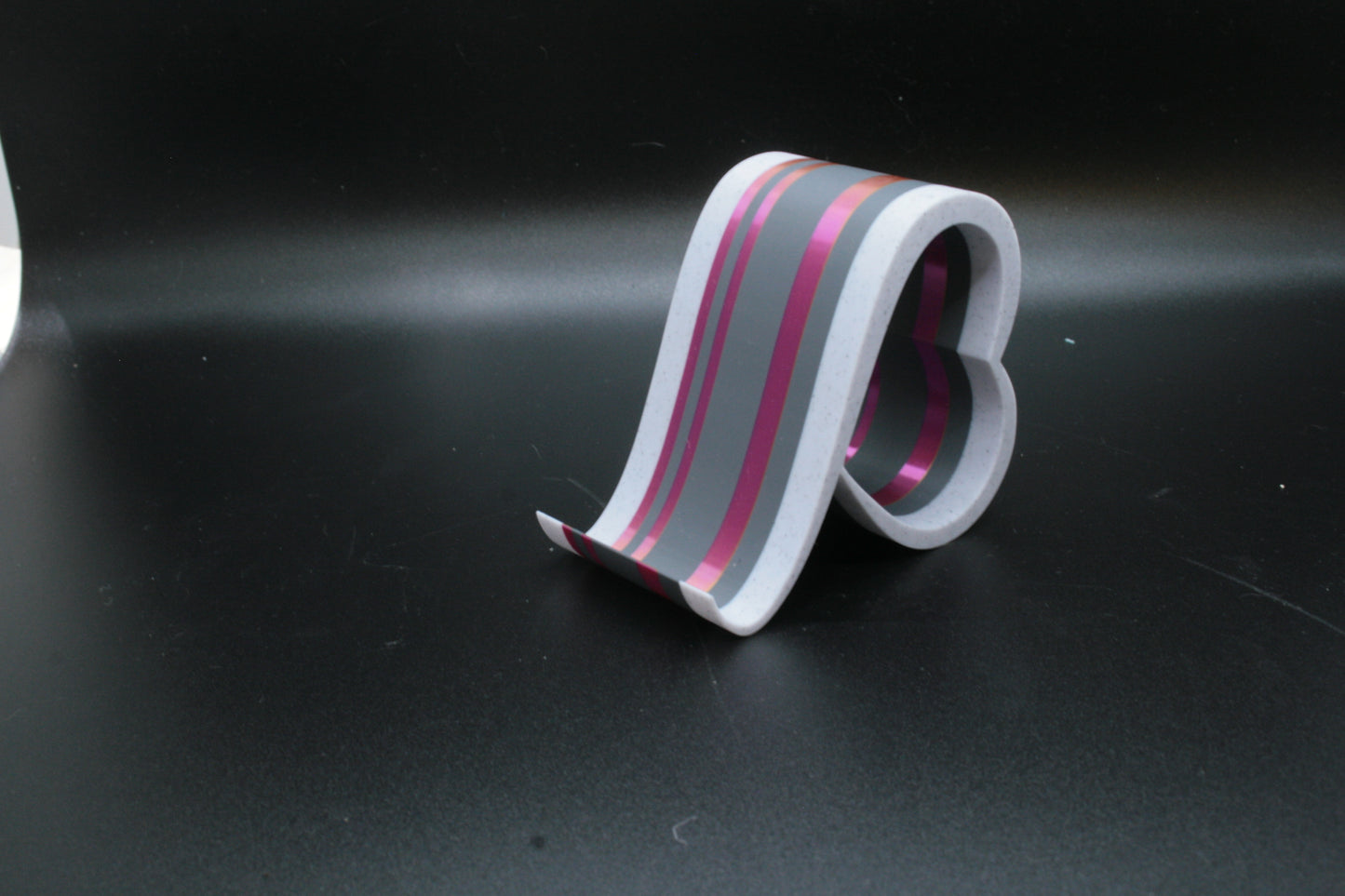 Heart Loop Phone Stand