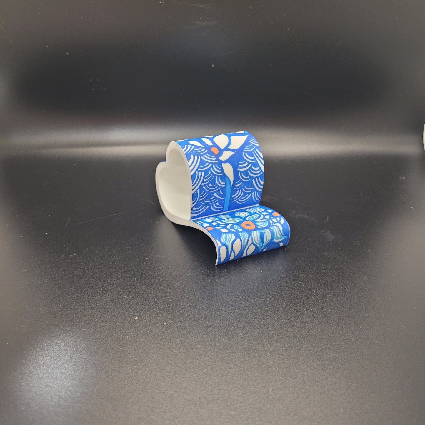 Heart Loop Phone Stand