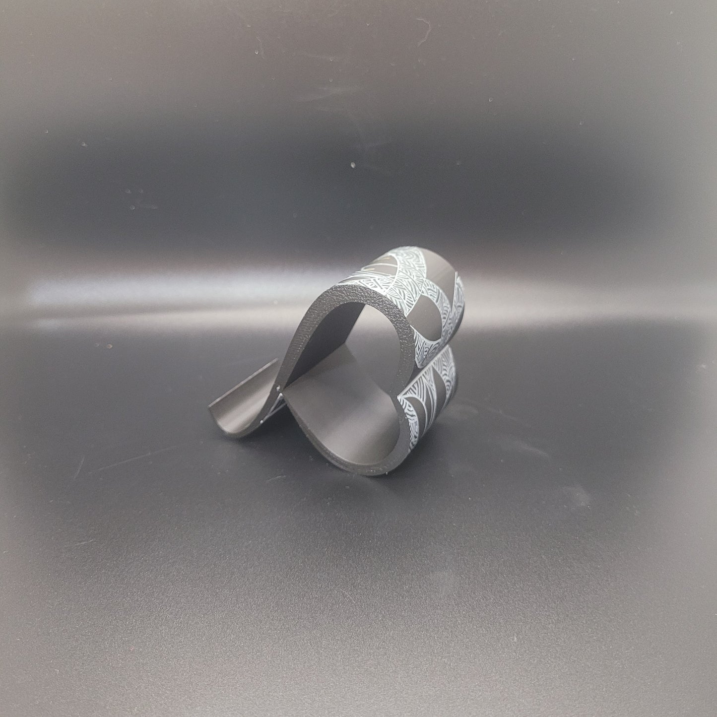 Heart Loop Phone Stand