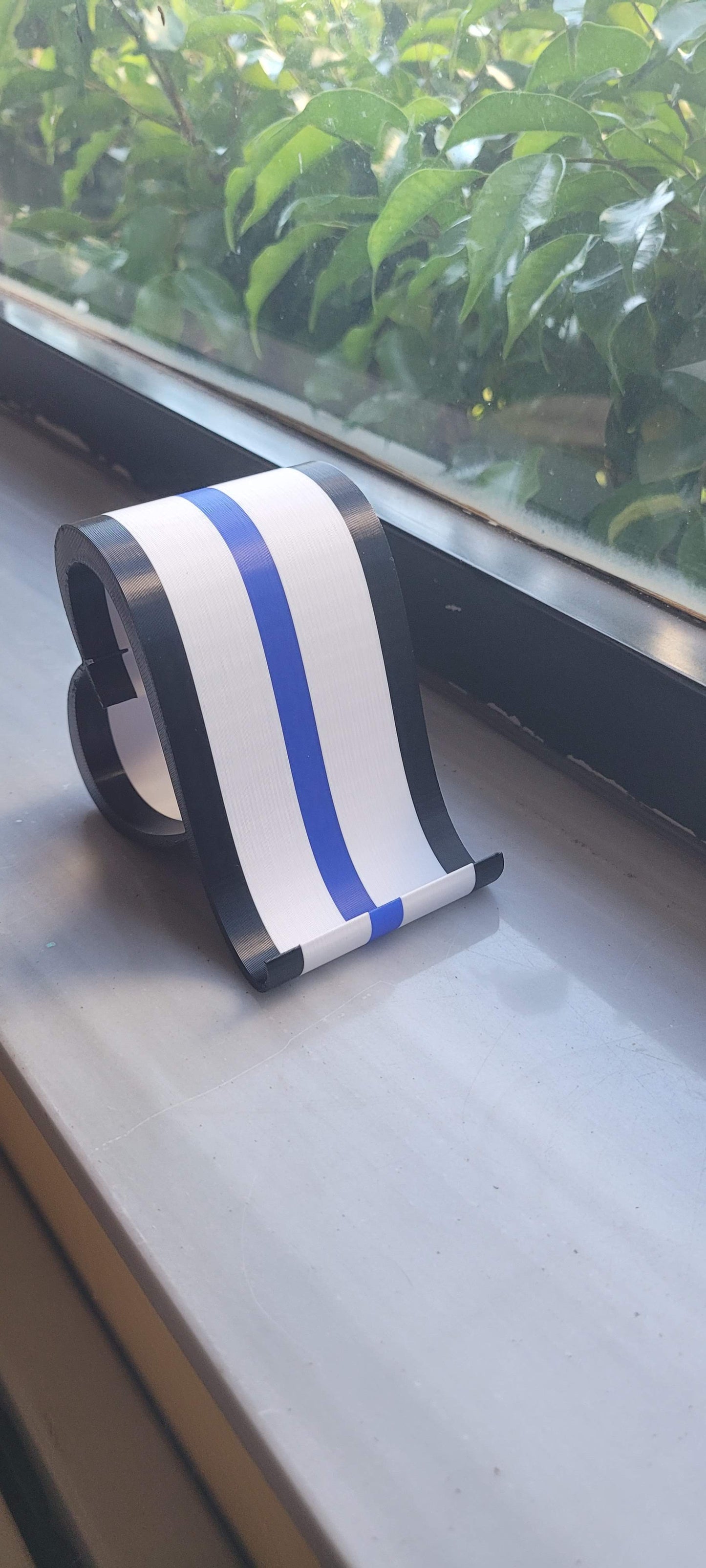 Heart Loop Phone Stand