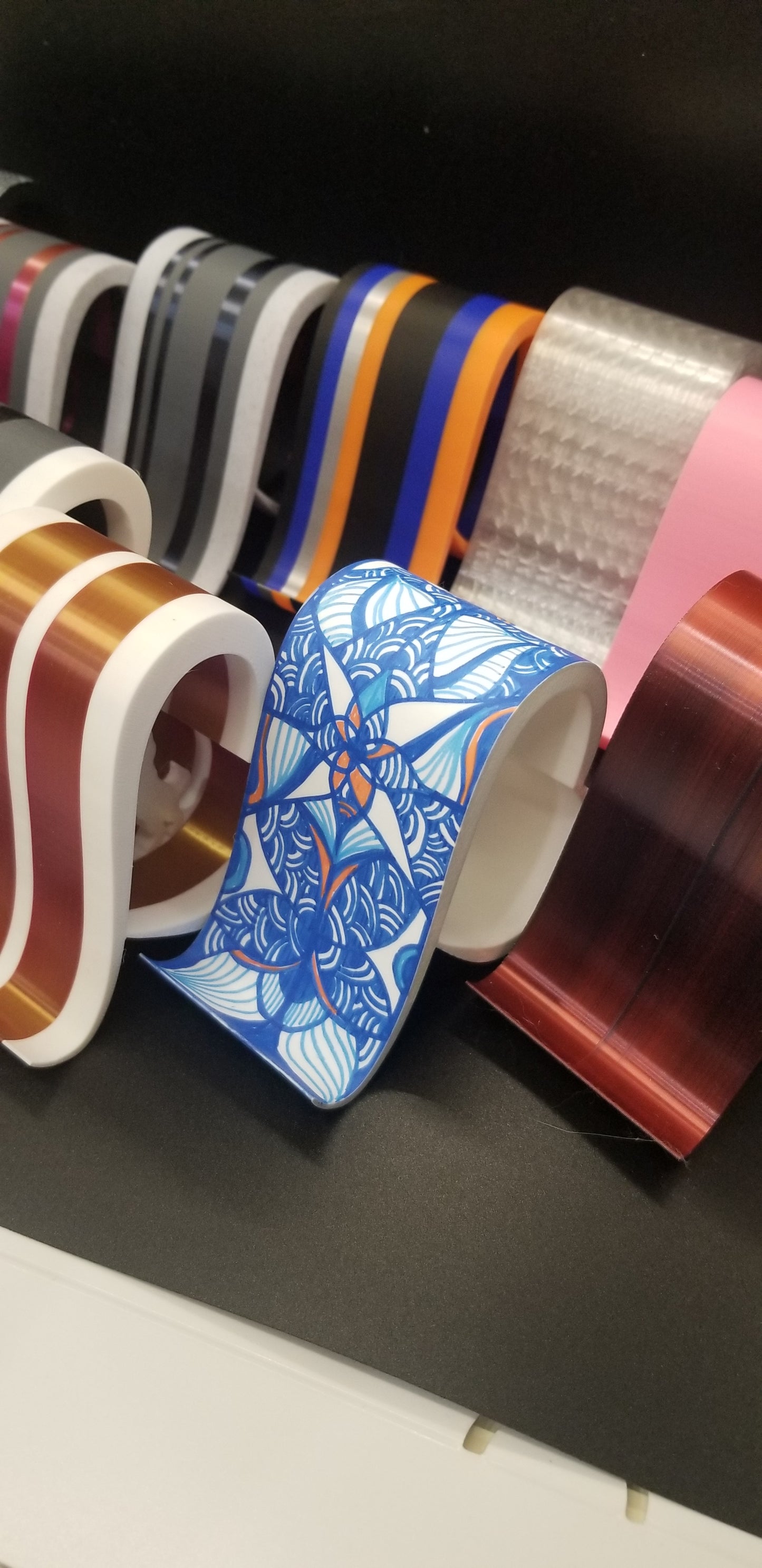 Heart Loop Phone Stand