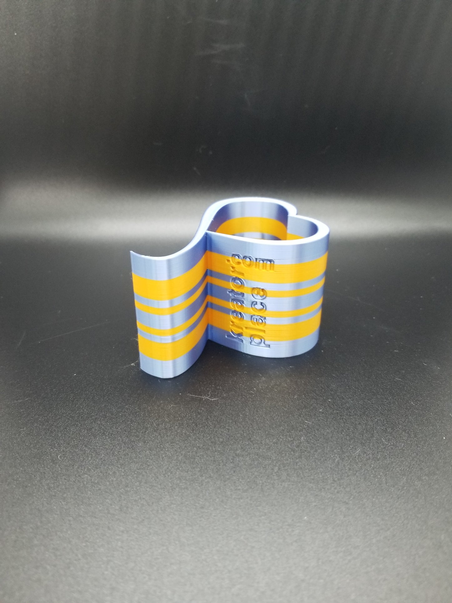 Heart Loop Phone Stand